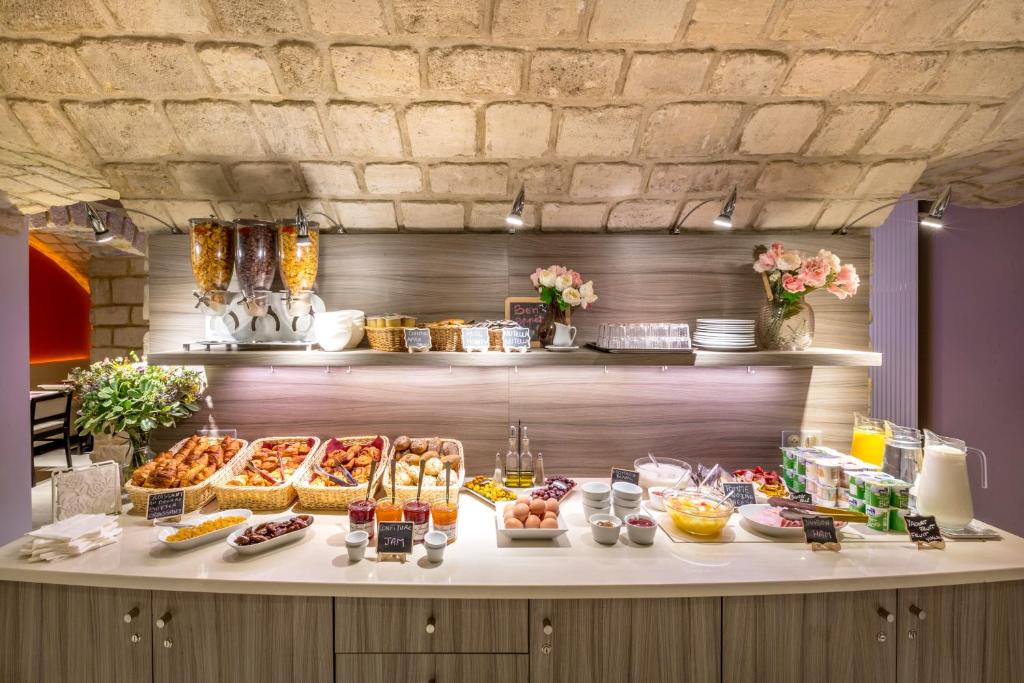 Buffet de petit-déjeuner varié