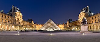Pyramide du Louvre illuminée nuit
