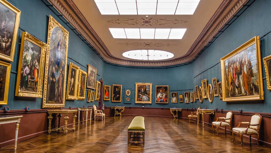 Salle d'art avec peintures