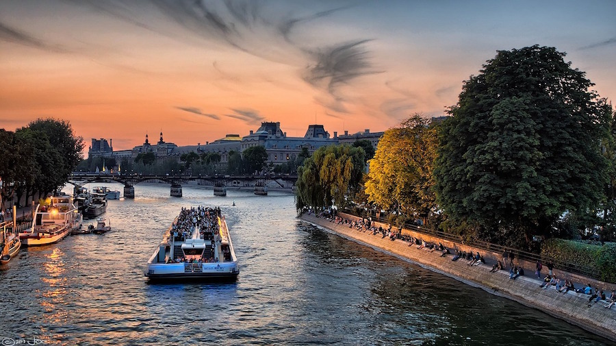 Bateau sur la Seine au crépuscule