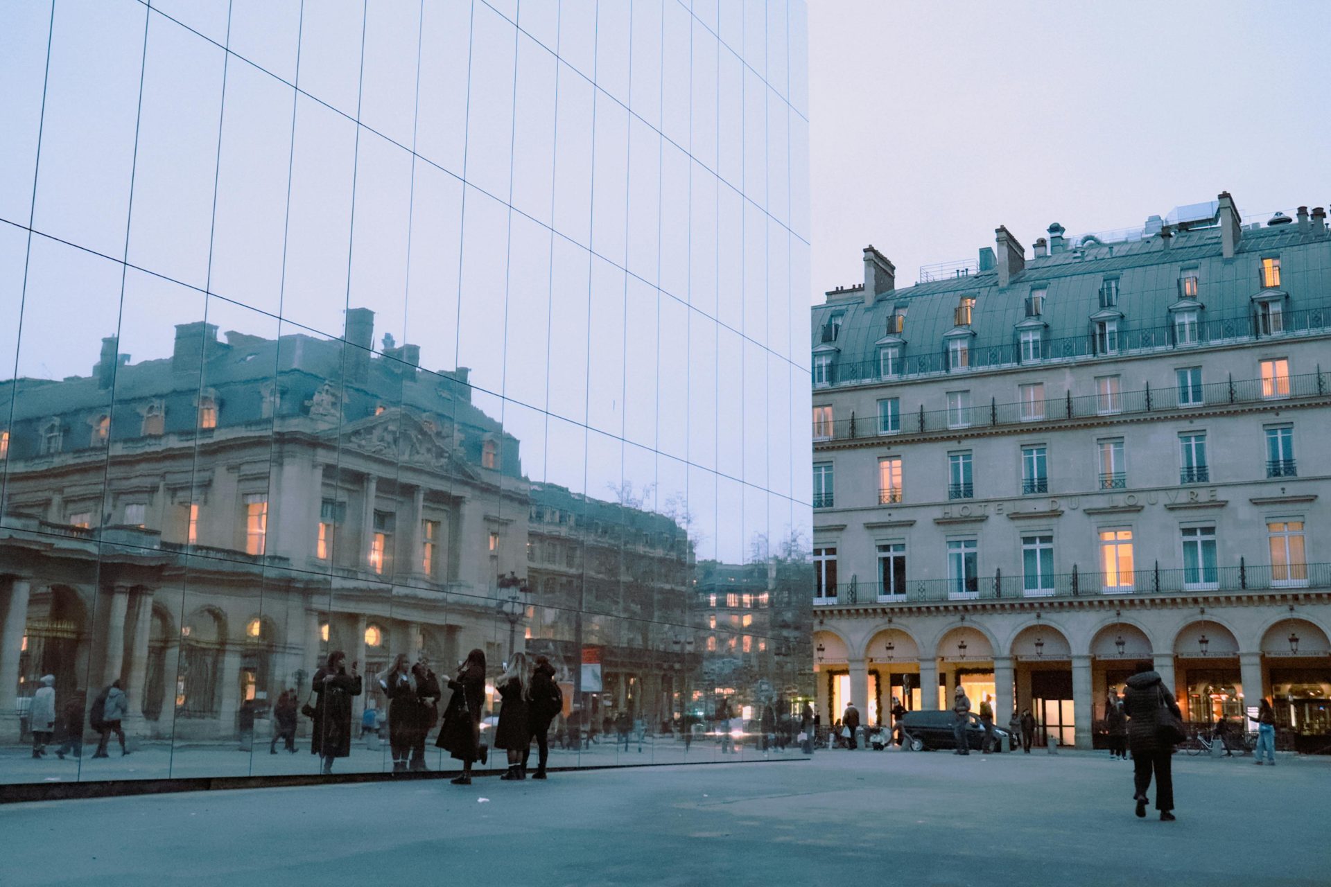 Une vision contemplative de l'architecture et de la vie parisiennes, capturée au crépuscule, qui met en valeur une beauté classique.