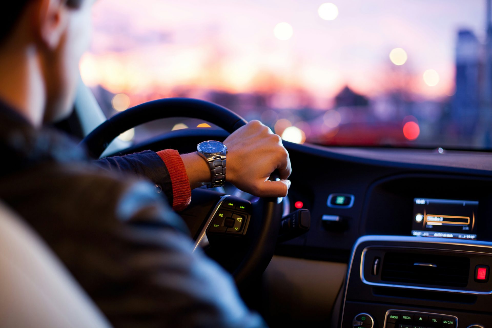 un homme conduisant une voiture portant une montre-bracelet