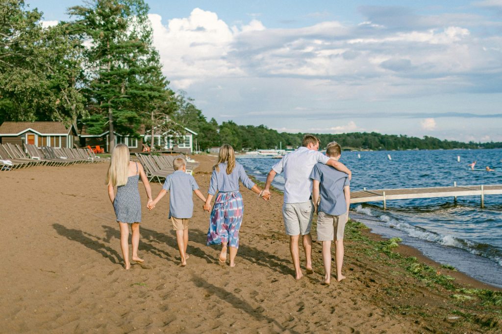 une famille se promenant sur la plage en se tenant la main