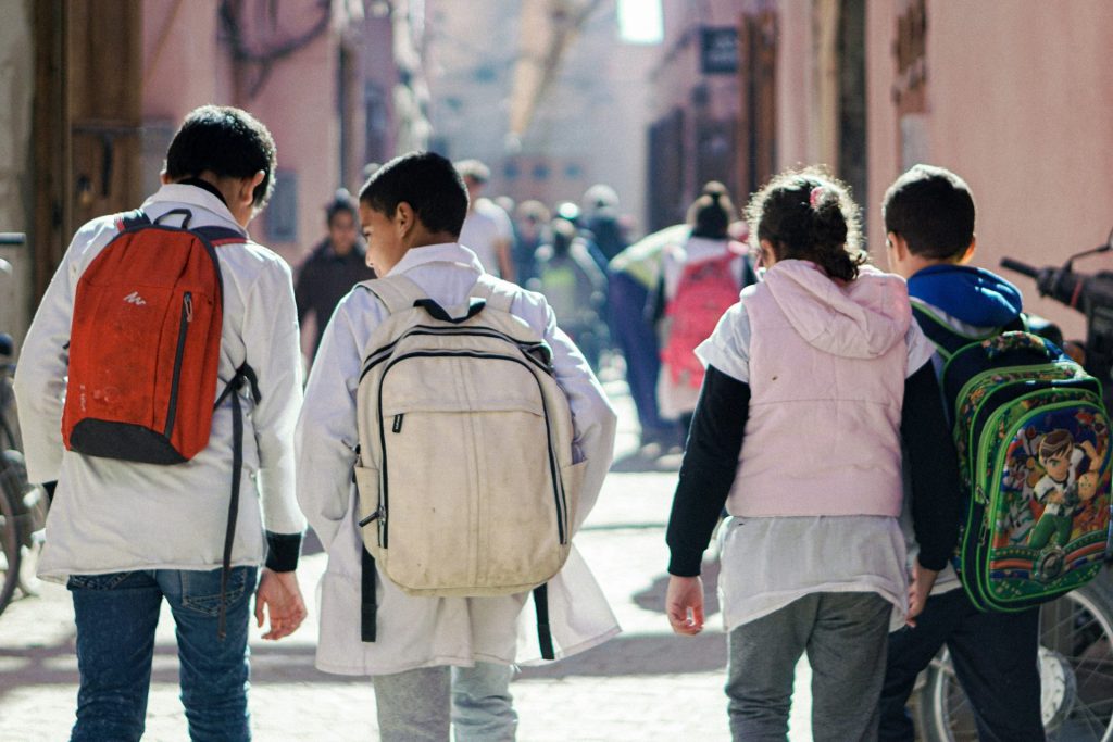 un groupe de personnes marchant dans une rue