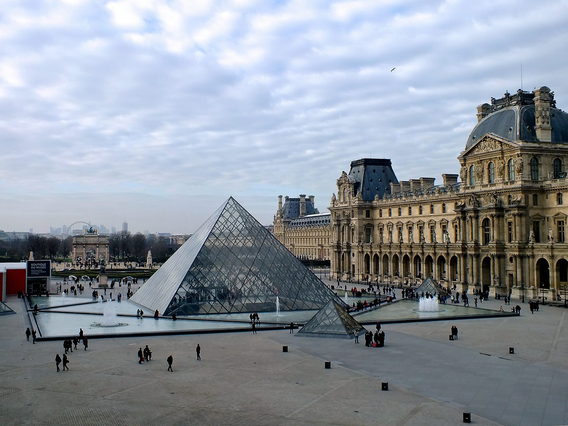 structure en verre à côté d'un bâtiment brun