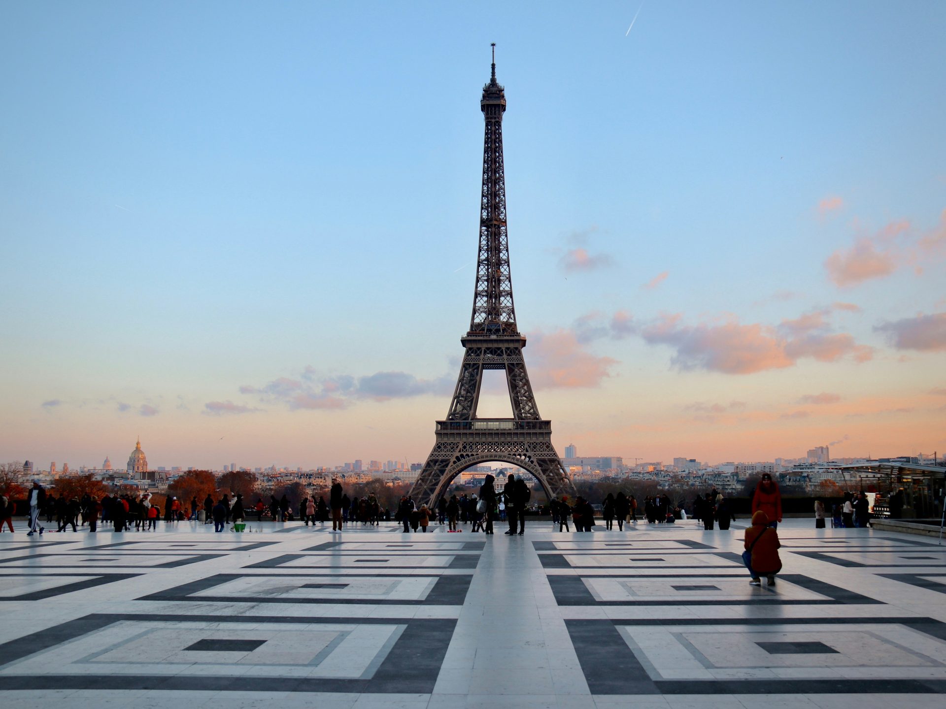 La tour Eiffel à Paris au coucher du soleil