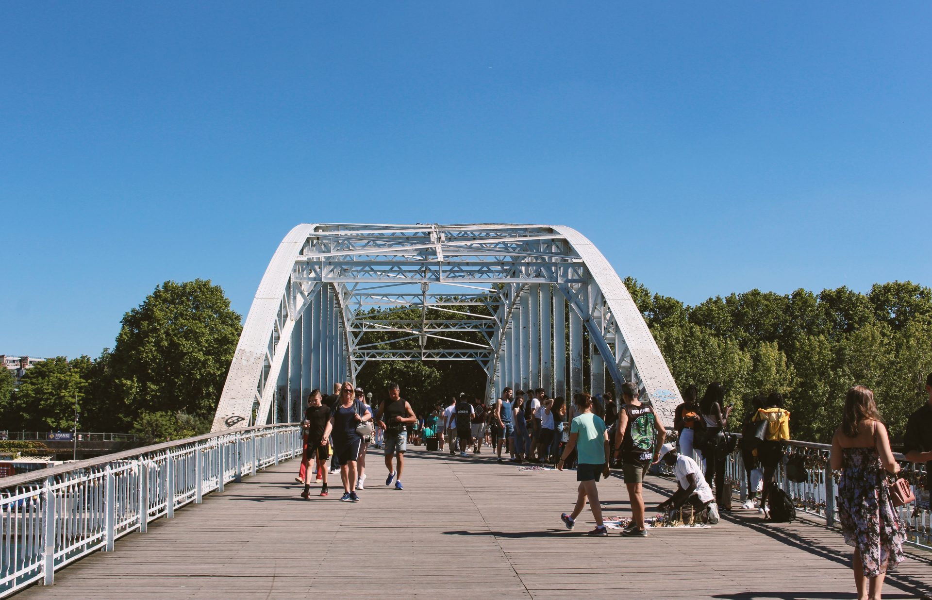 un groupe de personnes traversant un pont
